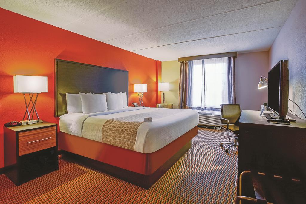 Holiday Inn & Suites Philadelphia-Runnemede/Exit 3-New Jersey Turnpike Extérieur photo